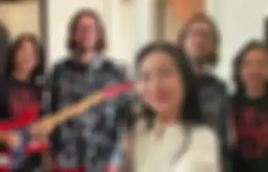 Ketemu Gitaris Red Hot Chili Peppers, Dewa Budjana Kasih Oleh-oleh Batik