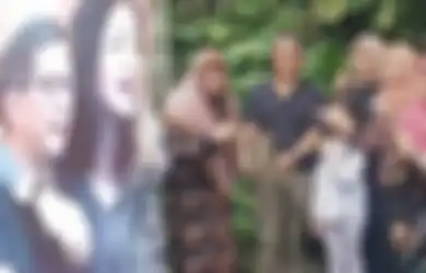 Titipkan Hadiah Khusus untuk Wanita yang Kepergok Rangkul Rocky Gerung, Emak-emak Asal Aceh Kompak Bilang Begini