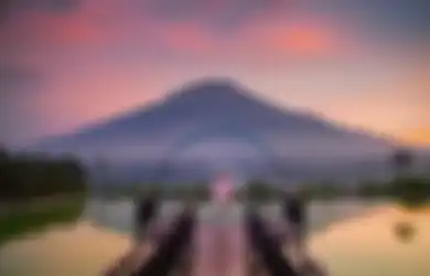 Ide Ngabuburit di Embung Kledung Temanggung, Tempat Wisata Estetik dengan Spot Foto 2 Gunung