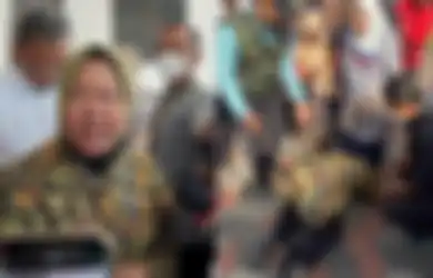Tri Rismaharini Bersujud di Kaki Guru Penyandang Tunanetra, Mensos Dianggap Gagal Penuhi Satu Janjinya Ini