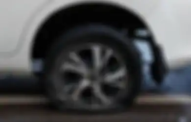 Mobil Terparkir Dalam Keadaan Ban Kempes? Siap-siap Kerugian Ini