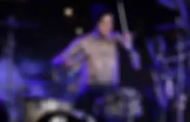 Travis Barker Bakal Jalani Operasi Jari Sebelum Berangkat Konser Nanti