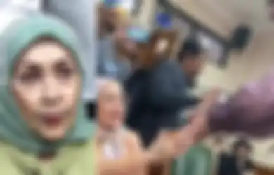 Jenguk Putra Kesayangannya di Rutan Mapolda Jatim, Hariati Syok Usai Tau Ferry Irawan Diperlakukan Seperti Ini Oleh Venna Melinda: Kasihan Lihatnya...