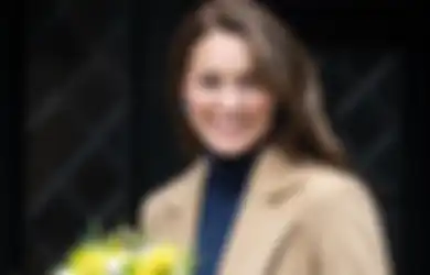 Pesona Kate Middleton Tampil Kasual Rapi dengan Outfit Biru Navy