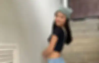 3 Gaya Simpel Modis Pakai Crop Top Hitam ala Adik Naura Ayu, Neona!