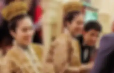 Kenakan Gaun dan Mahkota dari Emas, Ini 7 Potret Pernikahan Nong Poy dengan Crazy Rich Thailand, Tampilannya Memukau Bak Putri Ningrat