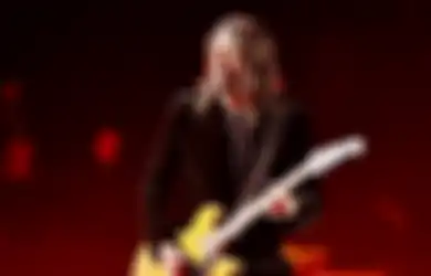 Nggak Kapok, Dave Grohl Memasak Lagi untuk Bantu Para Tunawisma