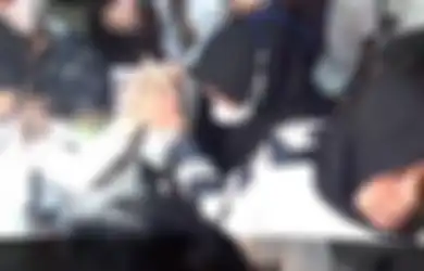Menunduk Tutupi Wajah, Ini Detik-detik Pacar Mario Dandy Digiring ke LPKS, AGH Dikawal Ketat sampai Polisi Bentuk Formasi 