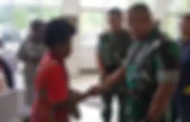 Kekejaman KKB Papua Renggut Nyawa Anaknya, Reaksi Ibunda Pratu LW Disorot Saat Pangdam XVII/Cenderawasih Datang Berikan Hal Ini