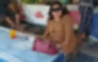 Ongkang-ongkang Kaki di Warung, Viral Emak-emak di Kuningan Dilabrak Gegara Diduga Suruh Anaknya Ngemis: Saya Kan Tidak Punya Suami