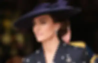 Gaya Classy Kate Middleton dengan Nuansa Biru Navy From Head to Toe