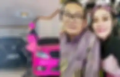 Istri Pejabat Kemensetneg Tepok Jidat, Kebiasaan Pamer di Medsos Buat Karir Suaminya Hancur, Gaji Pokok Hanya Rp4 Jutaan Tapi Mobil Mewah Berjejer di Garasinya