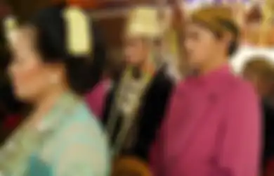 Ustaz Abdul Somad Menjelaskan Tentang Prioritas Nafkah Seorang Pria, Ibu atau Istri Duluan?