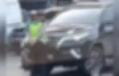 Arogan, Sopir Fotuner Caci Maki dan Seruduk Polisi dengan Mobil