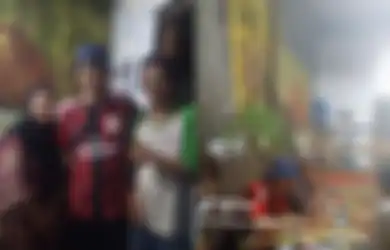 Duta Vokalis Sheila On 7 Makan di Warteg Pakai Sandal Jepit, Penampilan Sederhananya Langsung Jadi Sorotan, Netizen: Masih Ga Percaya...