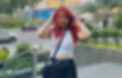 Pengin Tampil Kece Pakai Crop Top Putih? Intip Gaya Simpel Mima Shafa!