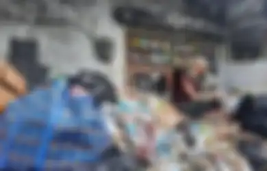 Nenek-nenek Tinggal Bersama Belatung di Rumah Penuh Tumpukan Sampah, Begini Kisahnya yang Ditinggal Mati Suami dan Diusir Anak Tiri