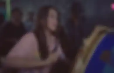 Ayu Ting Ting Pukul Bedug Ikut Keliling Kampung Bangunkan Sahur para Tetangga Sambil Bagi-bagi THR