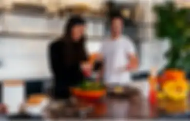 4 Zodiak yang Senang Memasak Bareng Pasangan untuk Mempererat Ikatan Cinta