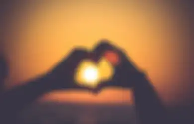 5 Zodiak Ini Paling Mudah Jatuh Cinta, Salah Satunya Leo yang Haus Perhatian