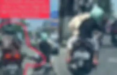Oknum Anggota TNI Tampak Arogan, Tendang Ibu-ibu Pengendara Motor Bonceng Anaknya Hingga Hampir Terjatuh