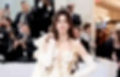 Penampilan Anne Hathaway di Met Gala 2023. Stunning dengan Gaun Tweed!