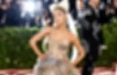  Ariana Grande Dikabarkan Dijauhi Teman-temannya Gegara Hubungannya dengan Ethan Slater