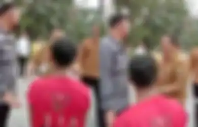 Ngadu Langsung ke Jokowi Soal Jalan Baru Dibangun Beberapa Hari, Seorang Warga Malah Kena Teguran Gubernur Lampung, Bahunya Langsung Ditepuk
