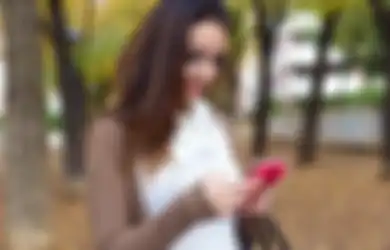 7 Tanda Cowok Tertarik dan Suka sama Kita dari Chatting-annya
