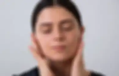 5 Titik Pijat yang Bisa Bantu Kurangi Jerawat. Skincare Enggak Cukup