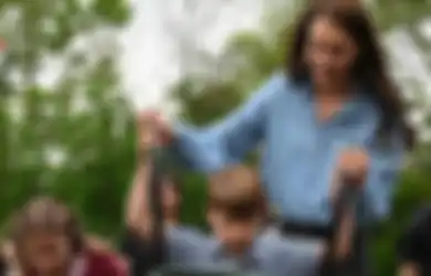 Tampil Kasual Simpel Pakai Boots? Curi Gaya Kate Middleton Saat Volunteering!