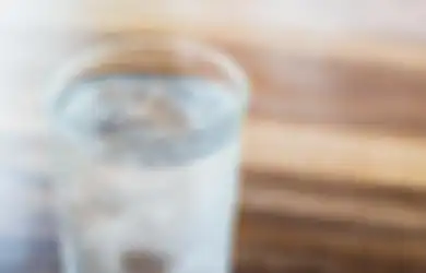 Meski Nyegerin, Minum Air Dingin Tiap Hari Datangkan 7 Bahaya Ini