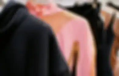 Outfit Mix and Match Koleksi Mugler H&M yang Bisa Jadi Inspirasi