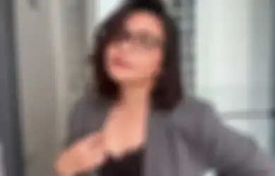 Tampil Smart Casual dengan Curi 5 Gaya Prilly Latuconsina Pakai Blazer