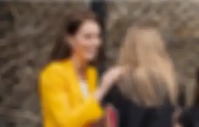 Tampil Cerah Menawan, Intip Gaya Kate Middleton dengan Blazer Kuning!