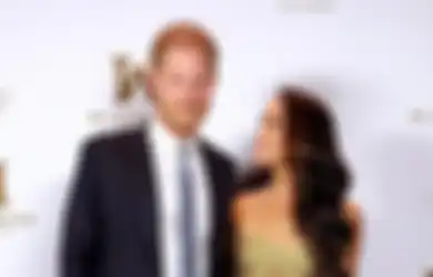 Penampilan Meghan Markle Pakai Dress Warna Emas yang Curi Perhatian