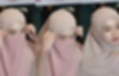 Detik-detik Inara Rusli Lepas Cadar, Istri Virgoun Menangis di Pelukan Istri Ustaz Derry Sulaiman: Saya Buka untuk Hidupi Anak-anak