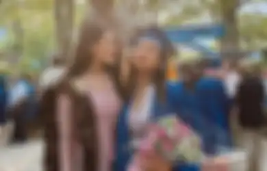 Penampilan Manis Aaliyah Massaid di Momen Kelulusan Sang Kakak, Zahwa Massaid
