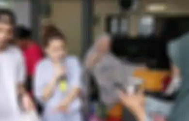 Ayu Ting Ting Buka Lapak di Depan Rumah Jual Baju Bekas Pakai Mulai Rp 7 Ribu, Tetangga Langsung Serbu Sampai Rela Antri