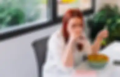 4 Bahaya Sering Minum di Sela Makan Bikin Berat Badan Malah Nambah