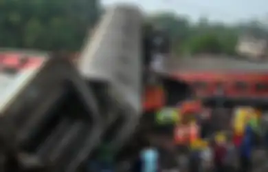 Tabrakan Maut 3 Kereta Api di India Tewaskan 288 Orang, Suasana Mencekam Saat Tim Penyelamat Mencari Korban yang Terjebak di Puing-puing Gerbong