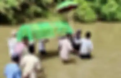 Viral Jenazah Diangkut Menyebrang Sungai di Lampung Gara-gara Anggaran Jembatan Tidak Ada, Kalau Musim Hujan Harus Pakai Batang Pisang