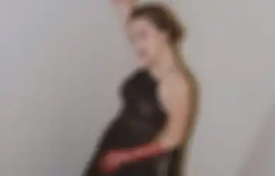 6 Ide Dress Hitam Caitlin Halderman Buat Tampil Menawan Saat Kondangan