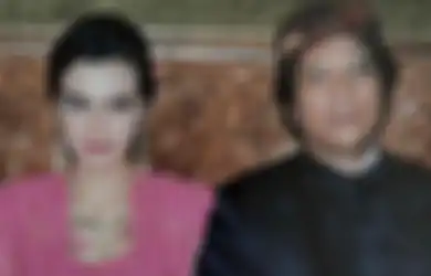 Sophia Latjuba Duduk di Samping Mendiang Ayahnya, Foto Jadul Ibunda Eva Celia Disorot Netizen Karena Parasnya: Masa Lalu Nih