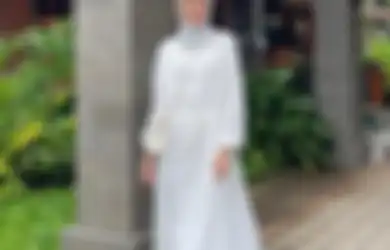 5 Dress Hijab Putih untuk Dipakai Solat Idul Adha 1444 H. Santun!