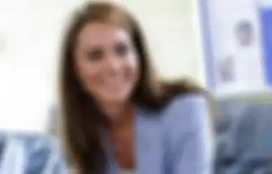 Kate Middleton Berikan Ide Tampil Gaya Smart Casual Bernuansa Biru 