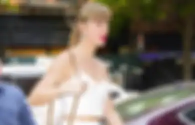 Curi 6 Gaya Taylor Swift Pakai Crop Top Biar Penampilan Makin Keren 