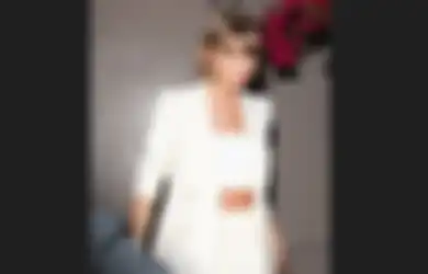Tampil Kece Maksimal Pakai Celana Panjang Putih ala Taylor Swift