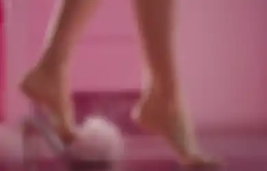 Margot Robbie Cerita Proses Syuting Adegan Ikonik Kaki Barbie yang Realistis