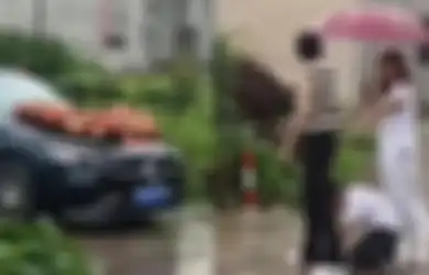 Ditelantarkan sejak Lahir, Bocah 9 Tahun Berlutut di Depan Mobil Penikahan Sang Ayah, Ini yang Diminta